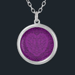 Colar Gótico de Coração Roxo e Negro<br><div class="desc">Nossos lindos nacklacas de casamento gótico de coração roxo e preto são escuros,  mas adoráveis com nosso design de rolagem artístico. Eles foram projetados em uma coleção de vários itens para que todo o seu casamento possa ser coordenado com o mesmo estilo!</div>