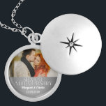 Colar Medalhão 25 Silver Wedding Annivsersary Foto<br><div class="desc">Carregue uma foto do casal do aniversário ou uma foto do dia do seu casamento e personalize com os nomes dos casais e o aniversário neste colar do aniversário do casamento de Prata 25. Um belo presente para a esposa do marido ou dos filhos. Disponível em diversos estilos.</div>