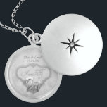 Colar Medalhão Aniversário de Casamento de 25 Silver<br><div class="desc">A cinza de Silver Calla Lily mantém o colar com o fundo de damas florais para um aniversário de casamento de 25. A faixa Elegante de prata é acentuada por dois Lírios Calla e tem arte de texto dizendo 25 Anniversário em roteiro de ornamentado. O texto superior está pronto para...</div>