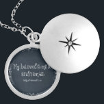 Colar Medalhão Bíblia Verse: Meu amado é meu e eu sou dele<br><div class="desc">Bíblia Verse: Meu amado é meu e eu sou dele. Um belo verso romântico de bíblias no quadro negro de safra com bordas de luz bokeh. Escritura de Canção de Salomão. Perfeito para casamentos,  aniversários,  etc.</div>
