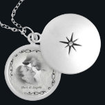 Colar Medalhão Bloqueio do Damasco de Foto do casal<br><div class="desc">Este medalhão de fotos prateado está pronto para você inserir sua própria foto e mudar o texto. Este adorável colar é perfeito como presente para amigos e família, ou comprar para você. A imagem e o texto são totalmente PERSONALIZÁVEIS. Clique em "personalizar" para ajustar o tamanho da foto ou do...</div>