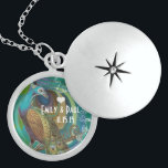 Colar Medalhão Casamento Vintage Peacock Anniversário Necklace<br><div class="desc">Colares de Festa de casamento de Manutenção de Casamento - para alterar a cor de fundo - clique em personalizar - clique em editar - escolha a última ferramenta no menu suspenso e escolha entre uma das cores mostradas ou digite o código hexadecimal de rgb para sua cor de casamento...</div>