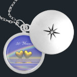 Colar Medalhão Corações do Ouro do 50º aniversário<br><div class="desc">Bloqueio com meu trabalho de arte de dois ouros flutuando na água sob um arco-íris com texto personalizável que diz "50 Anos".</div>