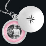 Colar Medalhão Foto personalizada de quadro de Rico rosa<br><div class="desc">Design de fotograma elegante e simples.</div>