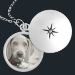 Colar Medalhão Foto personalizada do cão Weimaraner e nome do cão<br><div class="desc">O design do Weimaraner Dog Photo e Weimaraner Dog Name apresenta uma foto carregada do seu Weimaraner (ou qualquer foto) ou adiciona seu próprio texto - Adoramos o "nome do cachorro", o aniversário do cachorro ou o dia de passagem. Basta clicar em "personalizar" para adicionar seu texto personalizado, alterar a...</div>