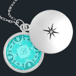 Colar Medalhão Padrão de Aqua Monograma Personalizado/Locket<br><div class="desc">Este monograma personalizado/descendente em um padrão de floração aqua envolto em prato prateado é tão bonito,  que é ligado ao receptor. Faz um excelente presente para uma dama de honra,  amiga,  namorada,  mãe.  Apenas personalize-o com a carta necessária.</div>