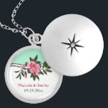 Colar Medalhão Rosa rosa selvagem rosa verde horta de casamentos<br><div class="desc">Colar verde-de-rosa-selvagem com horta floral de casamentos, mantendo-se verde, apresentando um belo rosa selvagem de cor rosa com folhas verdes escuras, linhas vermelhas onduladas e elementos de meio-tom em fundo branco e verde-menta. Esta design moderna, elegante e romântica pode ser utilizada em ocasiões especiais como noivados, casamentos, aniversários, aniversários ou...</div>