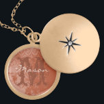 Colar Monograma do Damasco de Vintagem de Coral Pr<br><div class="desc">Sweetheart Locket Necklace para ela no Dia de os namorados ou Aniversário. Monograma e nome da sua querida.</div>
