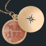 Colar Monograma do Damasco de Vintagem de Coral Pr<br><div class="desc">Sweetheart Locket Necklace para ela no Dia de os namorados ou Aniversário. Monograma e nome da sua querida.</div>
