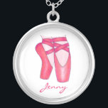 Colar Personalizado de Professores de Dança de Cal<br><div class="desc">Apresenta uma ilustração original de um par de calçados de pontas cor-de-rosa. Simplesmente personalize para um presente único para seu dançarino ou professor de dança favorito!</div>