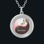 Colar redondo da Rosa vermelha Yin Yang<br><div class="desc">Yin Yang Rosa vermelha redondo colar, roupa de Rosa vermelha, t-shirts Yin Yang, presentes de Namorados por ArtMuvz Illustration.PARA PERSONALIZAR, adicione o seu nome ou adicione texto. Prepare-se para Dia de os namorados com nossos presentes festivos e roupa romântico! Perfeito para Namorados em reuniões familiares. Não importa qual seja o...</div>