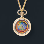 Colar Relógio Lens Of Providence<br><div class="desc">A Lente da Providência é o anel circular de energia brilhante através do qual o olho de Deus observa toda a criação. Com base na iconografia tradicional antiga, permanece atemporal como um símbolo de onipotência enquadrado dentro do triângulo equilátero de poder, sabedoria e compaixão. Componha sua mente, purifique sua alma...</div>