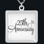 Colar Silver de 25 Aniversário Personalizado<br><div class="desc">O colar do 25 do Aniversário tem as palavras 25 e um conjunto de alianças de prata. O presente perfeito para uma esposa de 25 anos.</div>