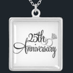 Colar Silver de 25 Aniversário Personalizado<br><div class="desc">O colar do 25 do Aniversário tem as palavras 25 e um conjunto de alianças de prata. O presente perfeito para uma esposa de 25 anos.</div>
