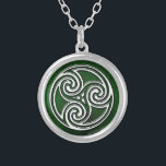 Colar verde irlandesa de Triskelion do nó celta<br><div class="desc">Colar verde irlandesa de Triskelion do nó celta. Um céltico bonito ou uma colar temático irlandesa que caracterizam um fundo e um céltico verdes atam o triskelion no centro. Uma grande parte de jóia irlandesa para algum mulher ou homem. Faz um grande presente da dama de honra para seu casamento...</div>