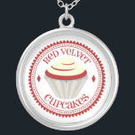 Colar vermelha do cupcake de veludo<br><div class="desc">Uma colar que caracteriza uma ilustração de um cupcake vermelho de veludo com crosta de gelo branca dentro de um círculo vermelho e branco decorativo com texto vermelho.</div>