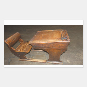 Coluna de madeira velha e autocolantes