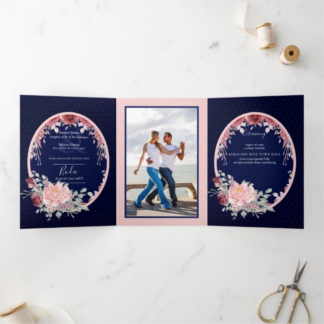 Com Dobra Tripla Nuestra Boda Burgundy Convite de casamento Floral  (Dentro)
