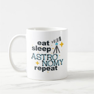 Coma o astrónomo da caneca de café da repetiçã