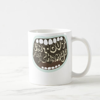 Coma para fora para uma caneca de café da mudança