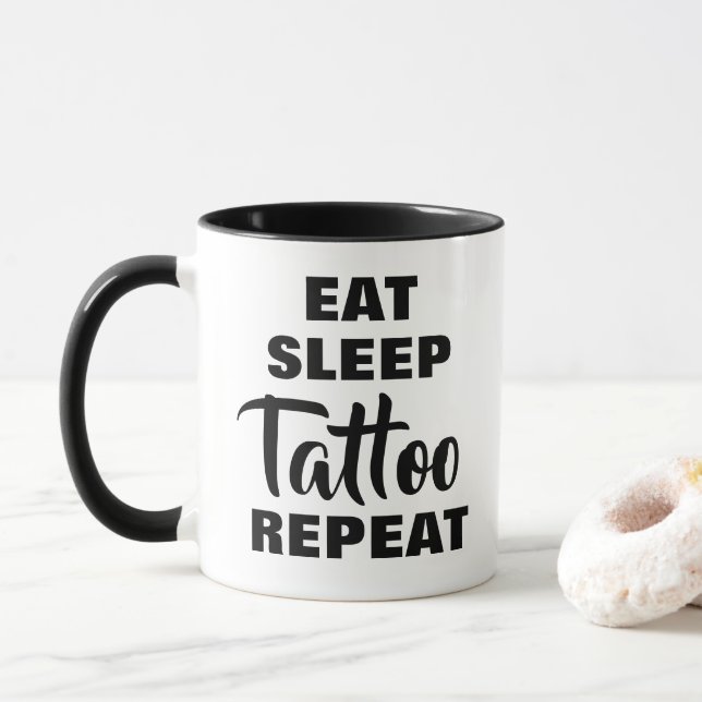 Coma tatuagem do sono repita caneca de café para a (Com Donut)