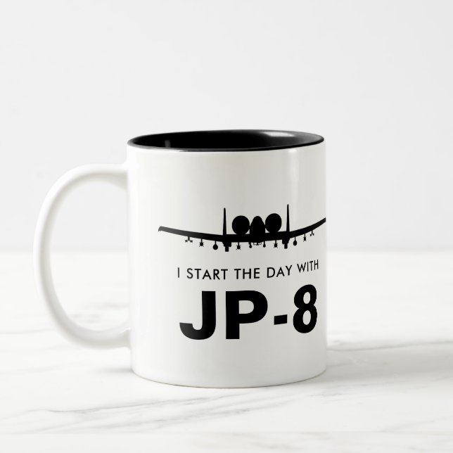 Comece o dia com a caneca de JP-8 Warthog A-10 (Esquerda)