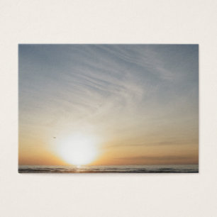 Comemoração pacífica do nascer do sol da praia adi