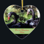 Companheiros para a vida Black Swans 1rua Enfeites<br><div class="desc">Esta cerâmica em forma de coração no primeiro Natal junto com o guardanapo ornamento tem um belo par de cisnes negras,  conhecidas por acasalar por toda a vida. Há áreas de texto para você adicionar os nomes e o ano do primeiro Natal do casal juntos.</div>