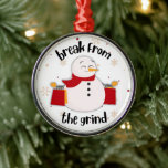 Comprando Ornamento Snowman BFTG<br><div class="desc">Um adorável e festivo ornamento "Break from the Grind" com sacos de carregando de neve. Esta design capta o espírito de feriado e sugere uma divertida e relaxante propagação comprada como forma de escapar à rotina diária.</div>