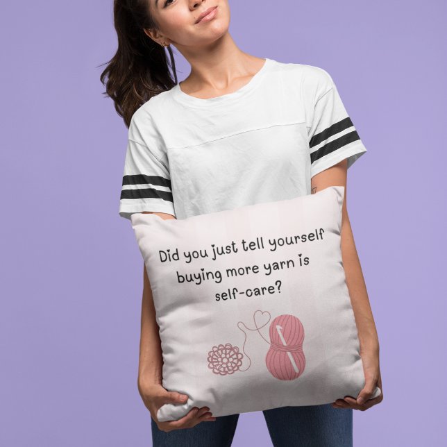 “Comprar Fio é Cuidado Pessoal” Almofada Divertida (Did you just tell yourself buying more yarn is self-care ?pillow)