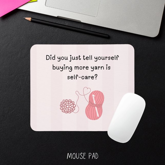 “Comprar Fio é Cuidado Pessoal” Mousepad Divertido (Did you just tell yourself buying more yarn is self-care mouse pad)
