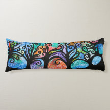 Almofada do corpo da silhueta de árvores