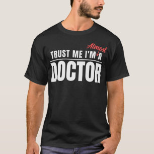 Confie em Mim, Eu Sou Quase Um Médico Camiseta Div