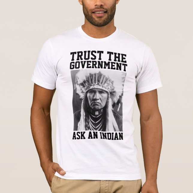 CONFIE NAS CAMISETAS DO GOVERNO INDIANO T SHIRTS (Frente)