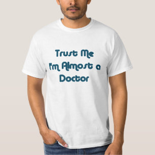 Confie que eu mim é quase um doutor T-shirt