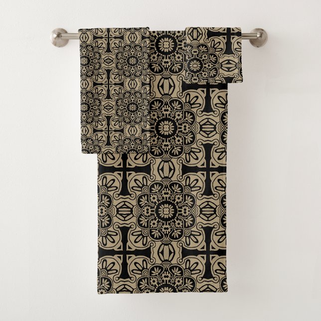Conjunto de Bandas Tribais Pretas e Tanas (Bath Towel with black and tan geometric tribal pattern.)