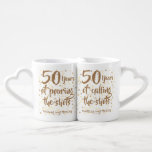 Conjunto De Caneca De Café 50º aniversário do Dourado Hearts Confetti Fun<br><div class="desc">Personalize com os nomes e o ano de casamento do casal feliz. Um presente divertido,  único e personalizável para celebrar o 50º aniversário de casamento de qualquer um. Projetado por Thisnotme©</div>