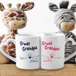 Conjunto De Caneca De Café Avós do novo Excelente personalizados - Azul e Ros<br><div class="desc">Corações modernos e setas design cor-de-rosa e azul - ideal para os novos avós excelentes. As palavras, vovô e vovó podem ser personalizadas para vovô, Nanna etc., para se adequar a sua preferência. Você também pode acrescentar o ano em que o casal se tornou excelente avós orgulhoso. Procure estilos de...</div>