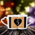 Conjunto De Caneca De Café Celebração do Aniversário de Casamento de Madeira<br><div class="desc">Nada diz "você me completa" ou "sua melhor/outra metade" do que essas canecas dos amantes do aniversário de casamento da madeira de 5. A inscrição elegante num fundo falso e claro de grãos de madeira acrescenta um toque memorável para esta ocasião especial e para esta etapa. Personalize com nomes de...</div>