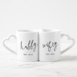 Conjunto De Caneca De Café Conjunto de Casais Hubby e Wifey Cute<br><div class="desc">Este adorável conjunto de canecas é um presente perfeito para casamentos,  chás de panela,  Dia do Namorados ou aniversários de casamento. Projetado por © berryberrysweet. Visite nosso site em www.berryberrysweet.com para designs modernos,  na moda e de papelaria!</div>