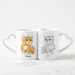 Conjunto De Caneca De Café Dois Gatos Tabby com Caligrafia Personalizada<br><div class="desc">Dois gatos com nomes de texto editáveis. Ideal para casais! Dê este lindo presente aos casais,  eles vão adorar!</div>