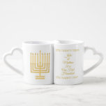 Conjunto De Caneca De Café Menorah Dourado nossos primeiros Newlyweds de<br><div class="desc">Personalize o grupo da caneca deste NOSSO PRIMEIRO casal de HANUKKAH decorado com ouro Menorahs do falso e rotulação hebréia para esse de um presente amável para os newlyweds. O texto hebreu (nosso primeiro Hanukkah) e a mensagem em inglês são fáceis de mudar assim que este grupo à moda da...</div>