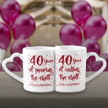 Conjunto De Caneca De Café Ruby Hearts Confetti, 40 anos<br><div class="desc">Personalize com os nomes e o ano de casamento do casal feliz. Um presente divertido,  único e personalizável para celebrar o 40º aniversário de casamento rubi de qualquer um. Projetado por Thisnotme©</div>