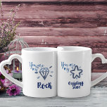 Conjunto De Caneca De Café Seus e seus Casais de Rock e Estrelas Orientadoras<br><div class="desc">Em tons de azul e cinza, esses casais unem a cada carregar um design diferente. Uma caneca diz "Você é minha pedra" e a outra diz "Você é minha estrela-guia". Eles são escritos em correspondência com a tipografia moderna e completados com um desenho em linha de uma estrela ou uma...</div>