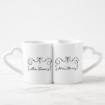 Conjunto De Caneca De Café Sr. e Sra. Darcy<br><div class="desc">Mugóis românticos para fãs do Orgulho e Preconceito de Jane Austen. presente divertido para um dia moderno,  Lizzie Bennet ou o Sr. Darcy apresentando um texto de estilo regência junto com uma fita gravada e uma banda de casamento.</div>