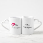 Conjunto De Caneca De Café Sr. e Sra. Mugs<br><div class="desc">Este adorável conjunto de canecas é perfeito para o casal feliz. É fácil personalizar com nomes ou apelidos,  se preferido.</div>