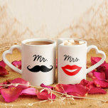 Conjunto De Caneca De Café Sr. & Sra. Lábios & bigode<br><div class="desc">O presente perfeito para qualquer casal,  a divertida e moderna design apresenta um bigode preto na caneca "Sr." e lábios vermelhos na caneca "Sra.".</div>