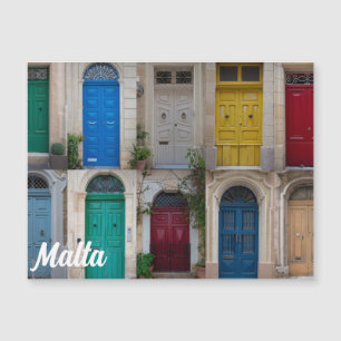 Conjunto de portas frontais coloridas em Malta