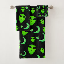 Aliens brilhantes, lua crescente e estrelas em pre