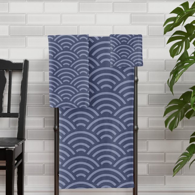 Conjunto de Toalhas Azuis do Banho impressão de on (A modern take on the traditional Japanese Seigaiha wave print which will look fab in your bathroom)